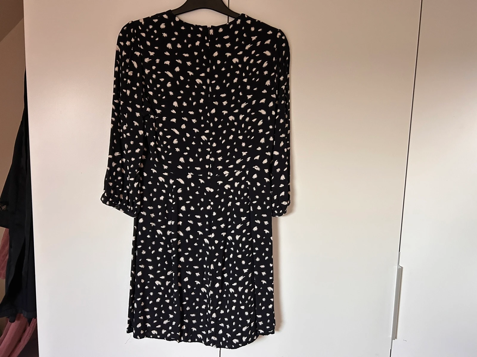 Vestido curto preto e branco Mango – photo 4